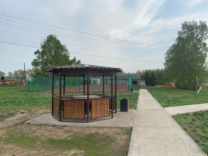 В Большом Шурняке устанавливают спортивную площадку с тренажерами