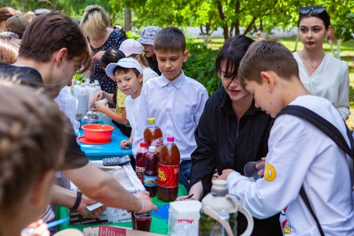 В Елабужском институте КФУ состоялась благотворительная ярмарка «Добрый университет»