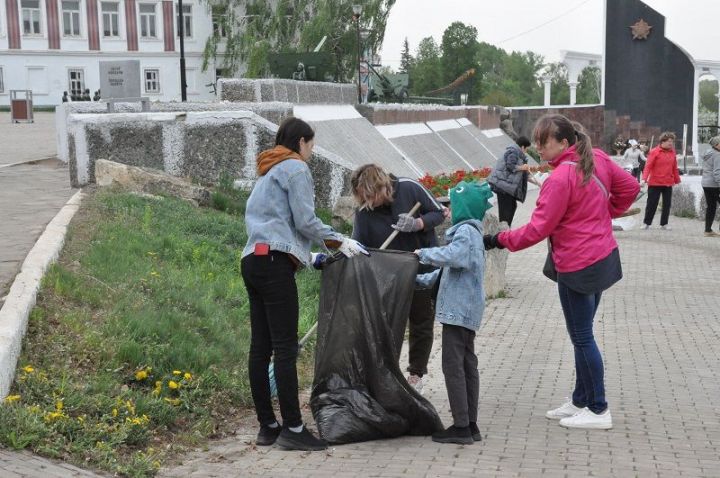 Около 100 человек вышли на массовый субботник в Елабуге