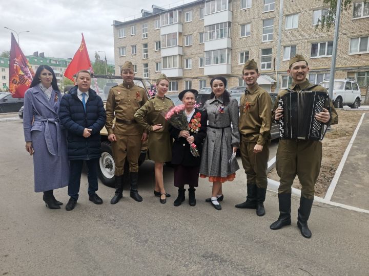 В Елабуге агитбригада поздравила ветеранов с Днем Победы