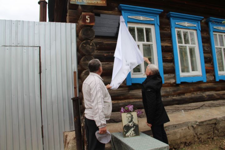 В селе Покровское Елабужского района открыли мемориальную доску в честь Героя Советского союза Ивана Чернобровкина