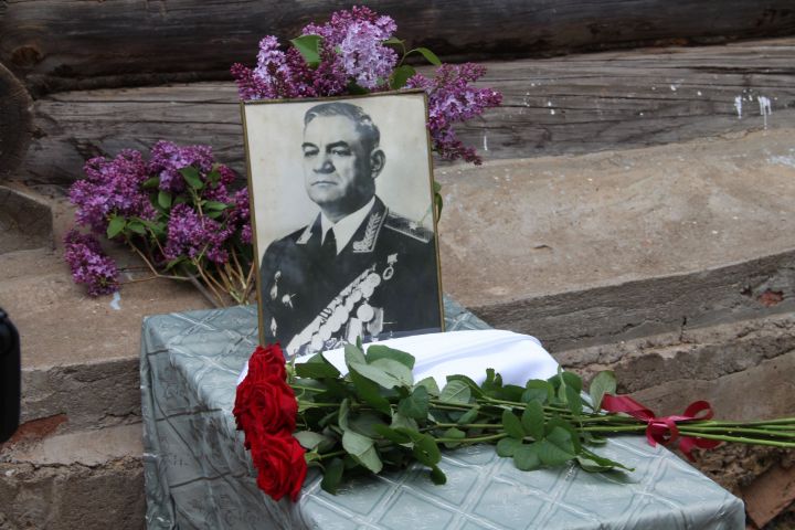 В селе Покровское Елабужского района открыли мемориальную доску в честь Героя Советского союза Ивана Чернобровкина