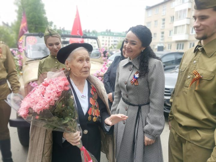 В Елабуге агитбригада поздравила ветеранов с Днем Победы