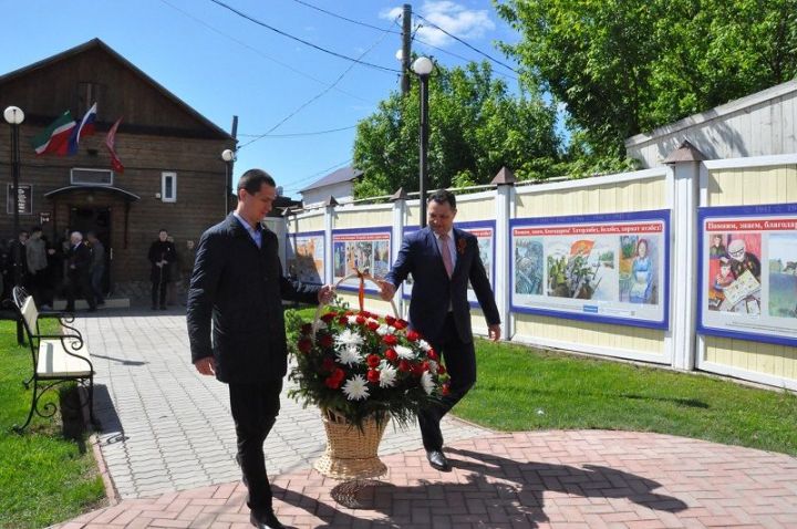 В Елабуге возложили цветы к Вечному огню и Бюстам героев