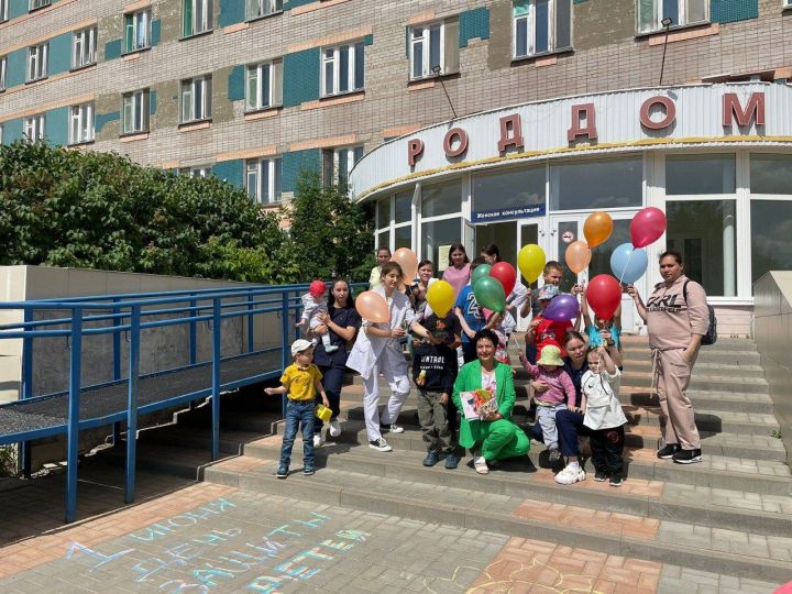 Юных пациентов Елабужской ЦРБ поздравили с Днем защиты детей