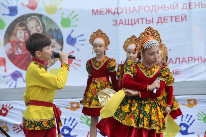 В Елабуге на Дне защиты детей наградили победителей «Веселых стартов»