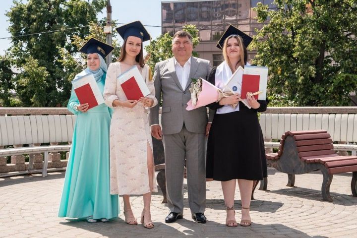 Выпускники-отличники получили дипломы из рук ректора КФУ