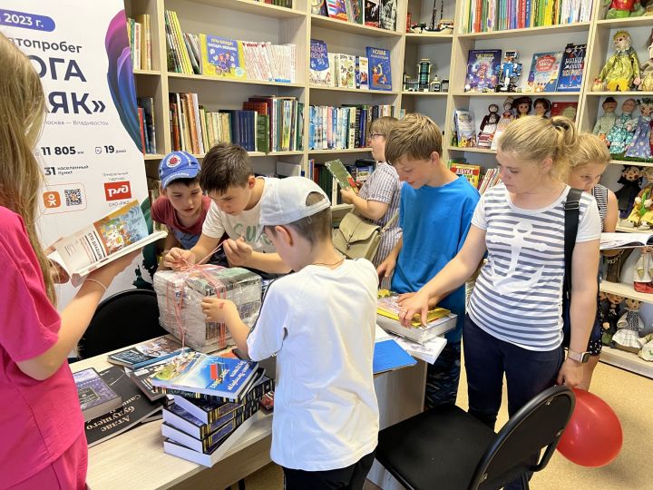 Книжный автопробег «Дорога на маяк» посетил Костенеевскую библиотеку