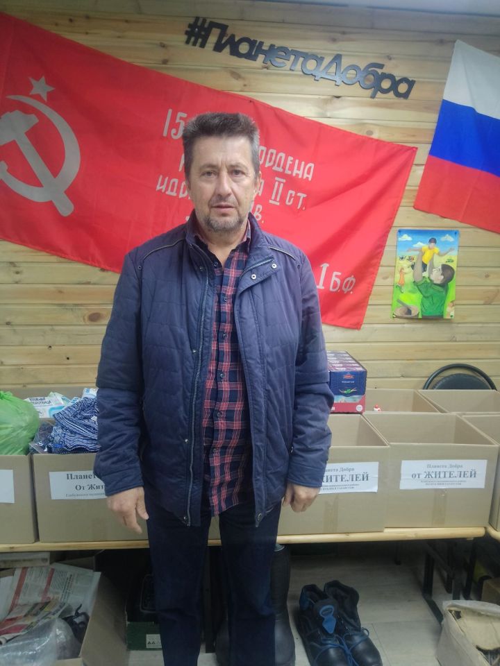 Елабужанин решил оказать помощь бойцам и принес 100 тысяч рублей в пункт помощи