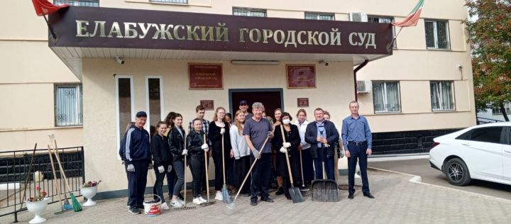 Сотрудники Елабужского городского суда вышли на субботник