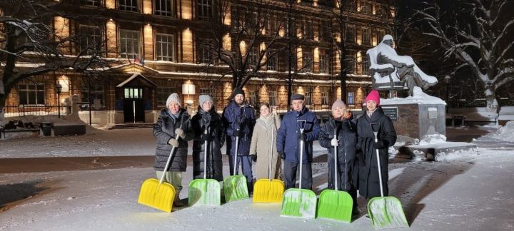 В Елабуге родители, ученики, коллективы учреждений образования помогали убирать снег