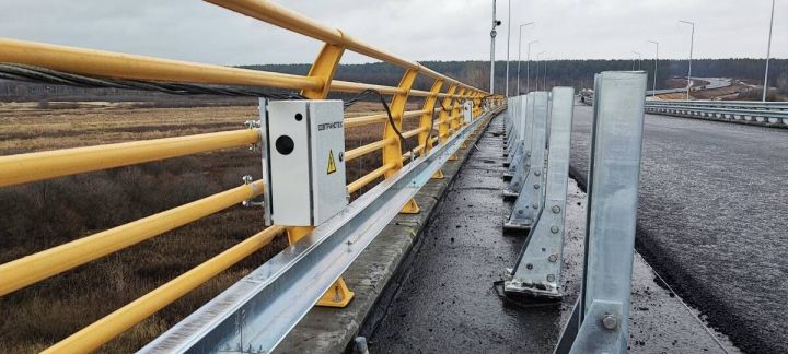 На мосту через Каму началось устройство автоматического противогололедного комплекса