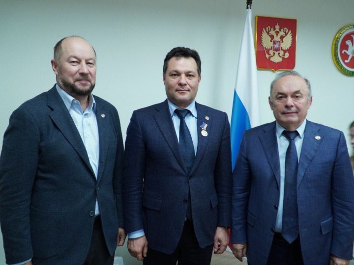 Главу Елабужского района наградили медалью «За развитие местного самоуправления»