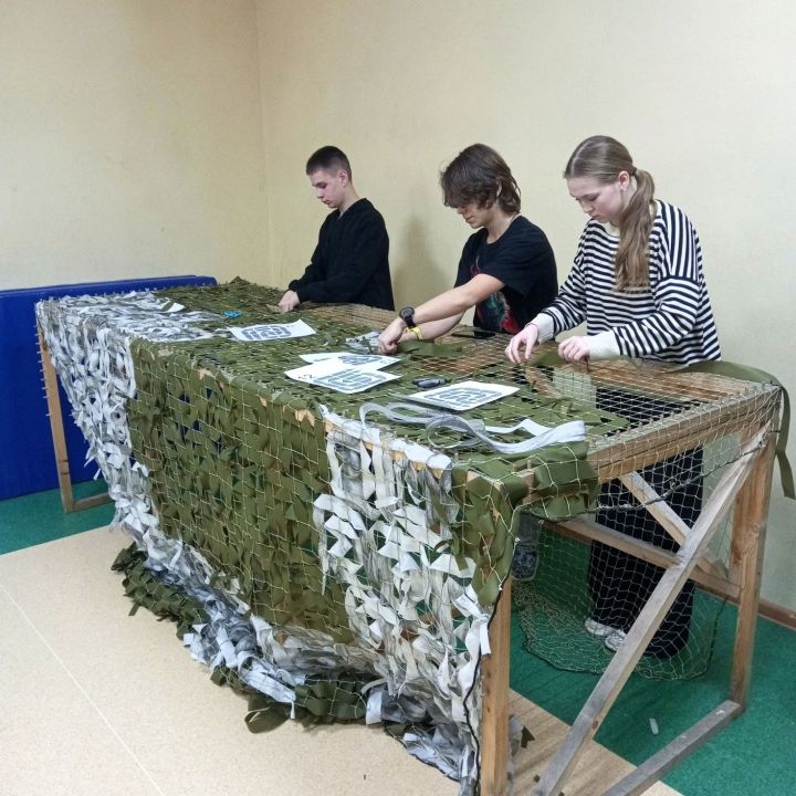 Студенты Елабужского колледжа культуры и искусств плетут маскировочные сети для участников СВО
