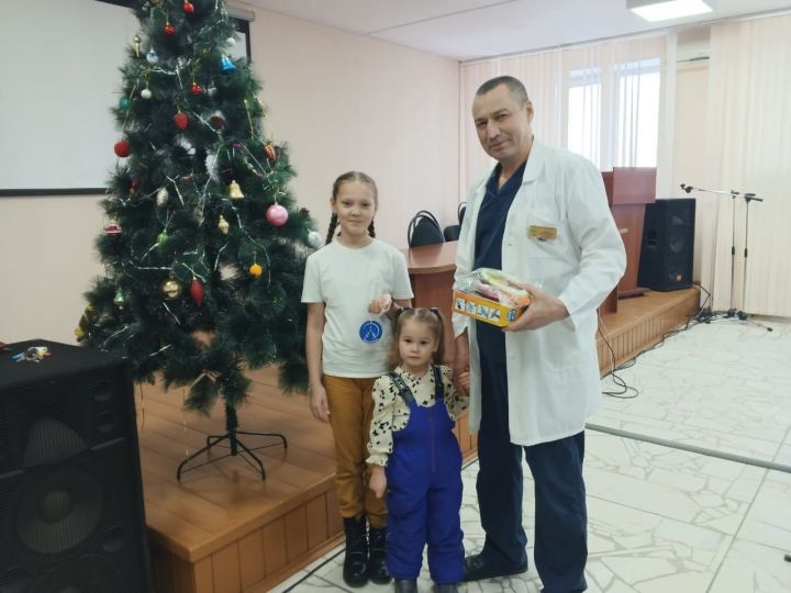 Главврач Елабужской ЦРБ исполнил мечту ребенка в рамках акции «Ёлка желаний»