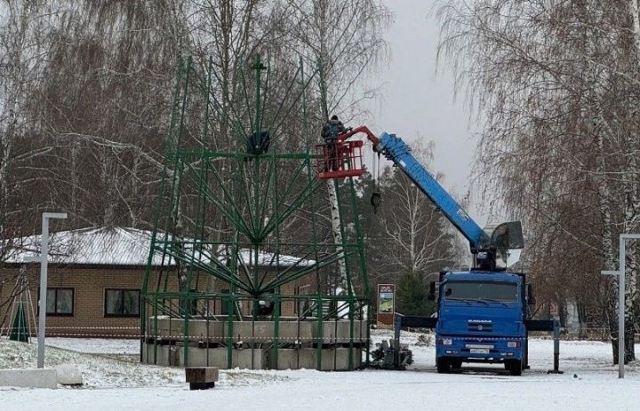 В Елабуге устанавливают центральную елку