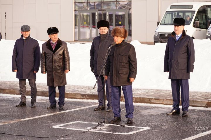 Рустам Минниханов вручил Елабуге новый автотранспорт