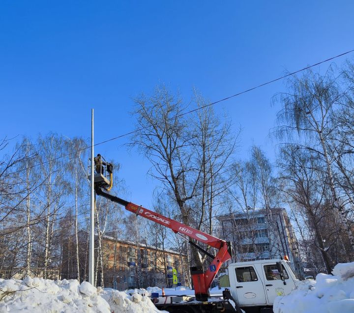 В Елабуге на улице Молодежная устанавливают новые опоры освещения