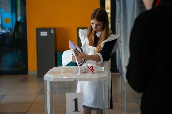 Школьники Лисичанска и Рубежного впервые проголосовали на выборах президента РФ