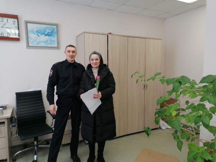 Госавтоинспекторы поздравили елабужанок с наступающим 8 Марта