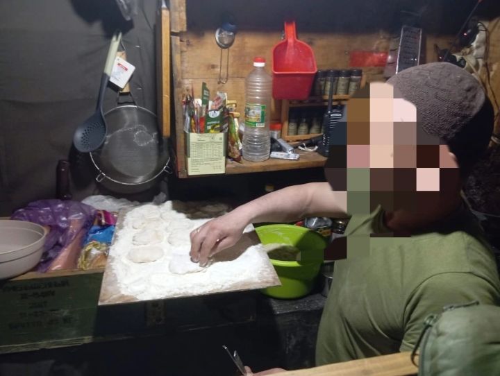 Елабужанин на СВО угощает сослуживцев пончиками