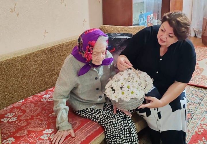 Елабужанку поздравили с 107-летним днем рождения