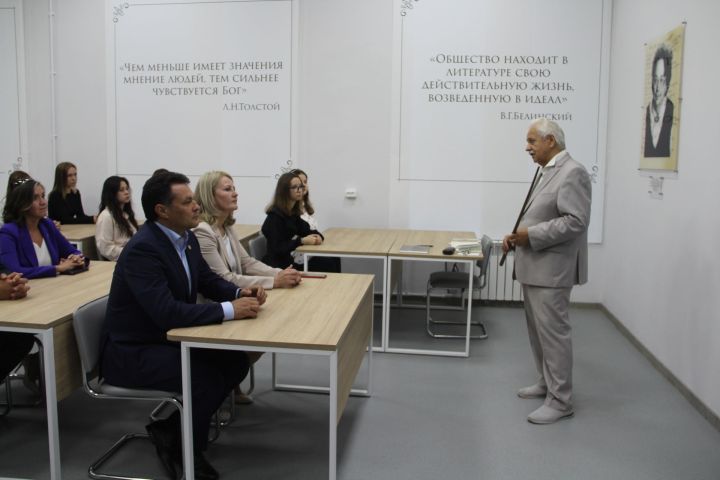 В Елабужском институте КФУ открылся мемориальный кабинет Натальи Вердеревской