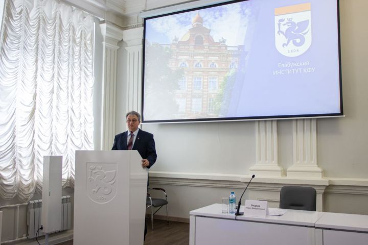 Ректор КФУ представил коллективу нового директора Елабужского института