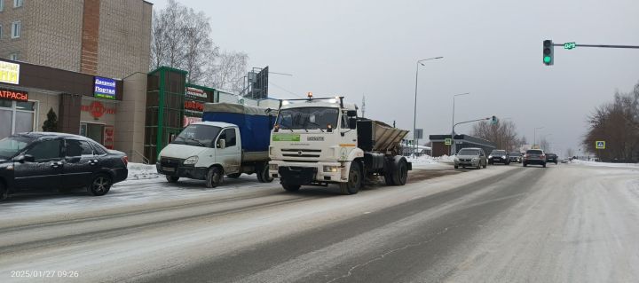 В Елабуге продолжается уборка снега