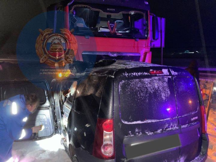В Татарстане водитель легковушки погиб после столкновения с двумя большегрузами
