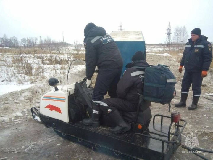 В Татарстане спасатели вывезли из леса лыжницу, получившую травму