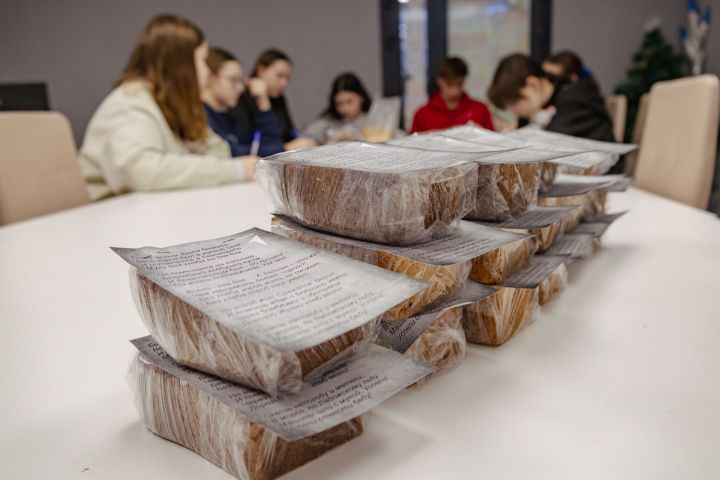 В Елабуге активисты Движения Первых раздали хлеб в память о блокаде Ленинграда