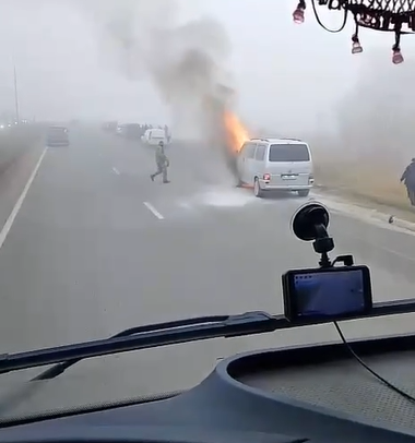 В Елабуге во время движения загорелся микроавтобус