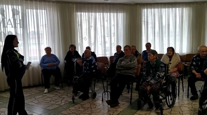 В Елабужском доме-интернате для престарелых провели беседы по безопасности и профилактике гриппа