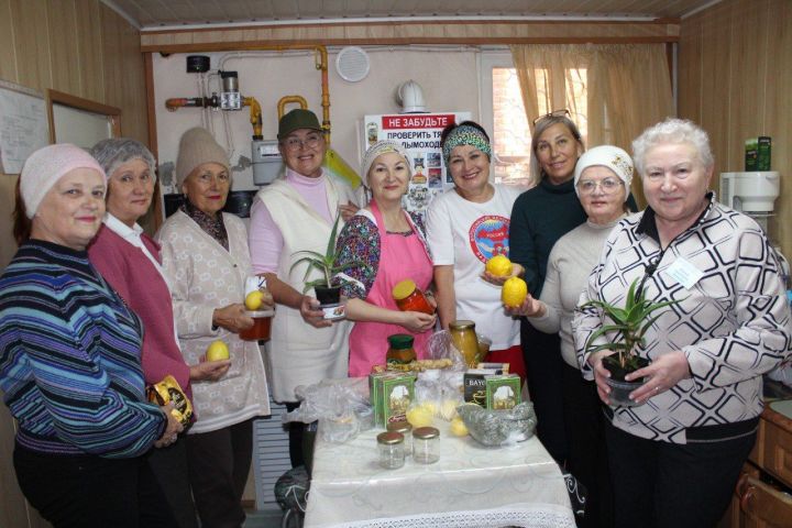 «Елабужские амазонки» делают витаминный бальзам для бойцов СВО