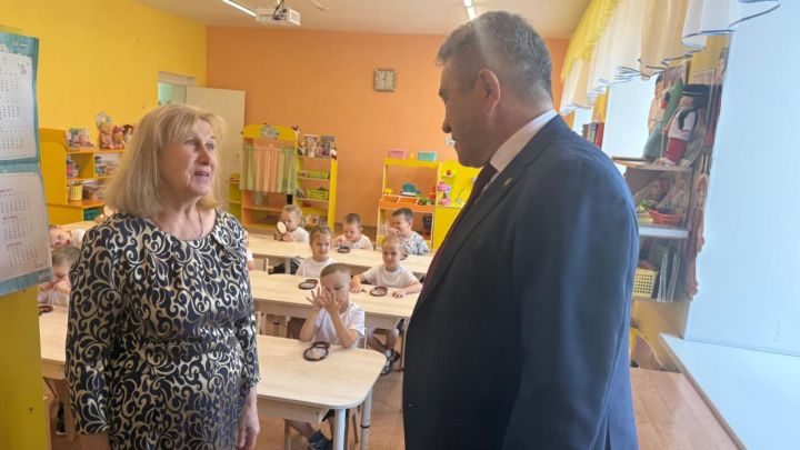 Министр образования Татарстана оценил ход капремонта в учебных заведениях Елабуги
