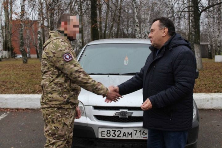 В Елабуге бойцам передали машину для отправки на фронт