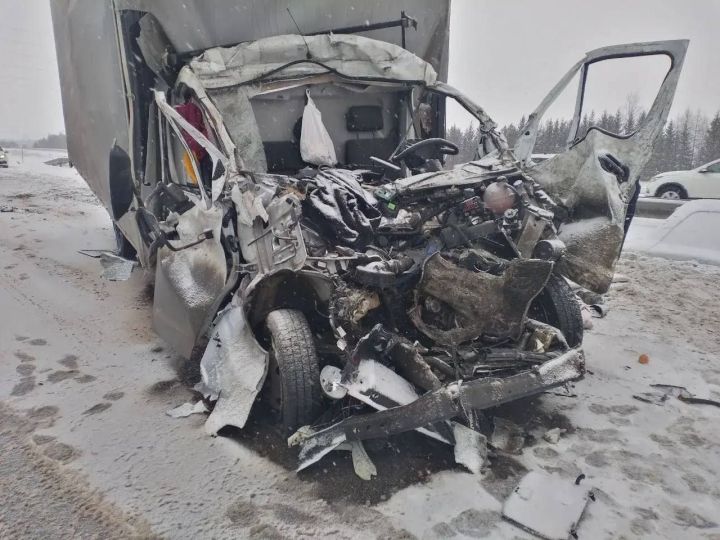 Водитель в реанимации: на трассе под Елабугой грузовик врезался в дорожную машину