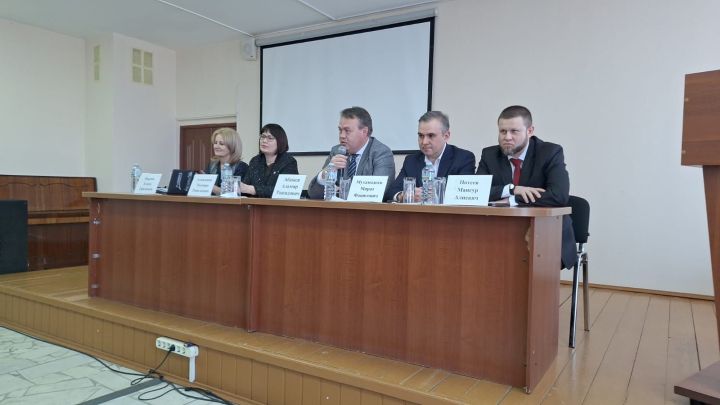 В Елабужской ЦРБ представили нового главного врача