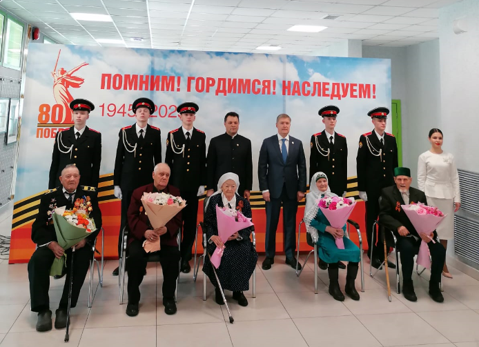 Заместитель премьер-министра РТ вручил елабужским ветеранам медали к 80-летию Победы