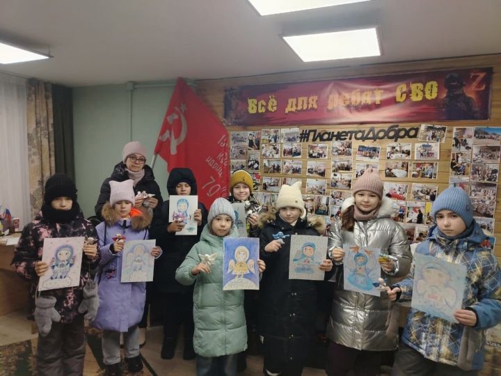 Елабужские школьники передали рисунки и обереги для бойцов СВО