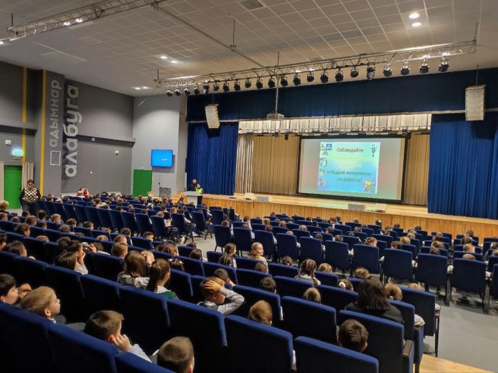 Госавтоинспекторы напоминают юным елабужанам правила дорожного движения