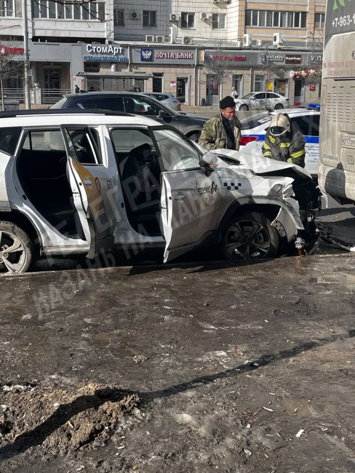 В Казани водитель такси влетел в толпу людей на остановке