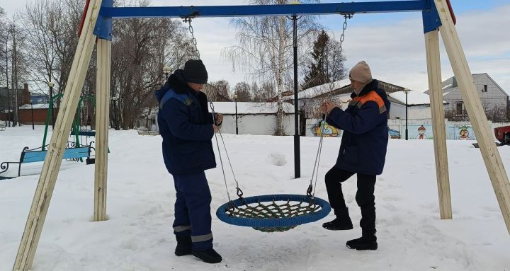 Елабужские коммунальщики ремонтируют элементы на детских площадках