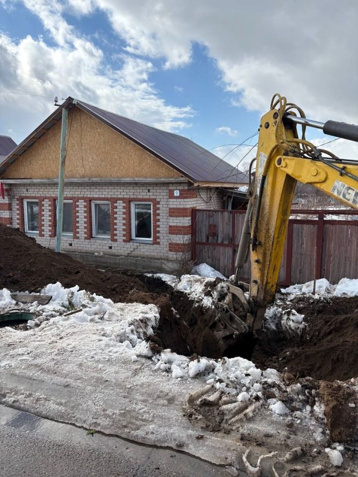 Елабужский Водоканал помог семье мобилизованного: заменил аварийный водопровод