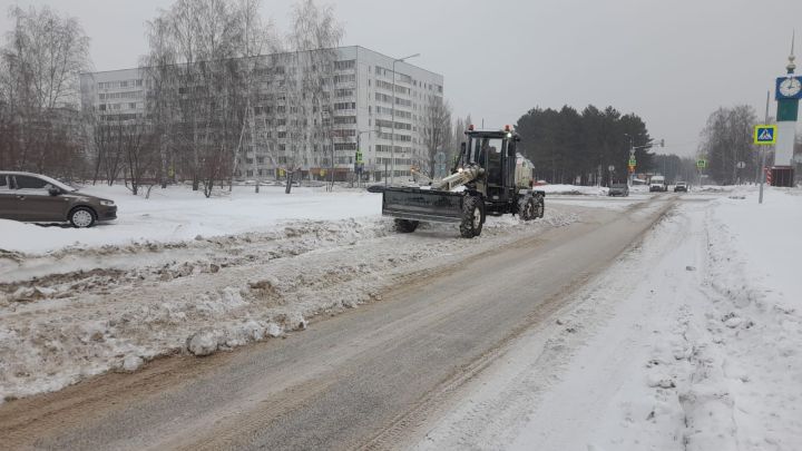 В Елабуге продолжаются работы по уборке снега