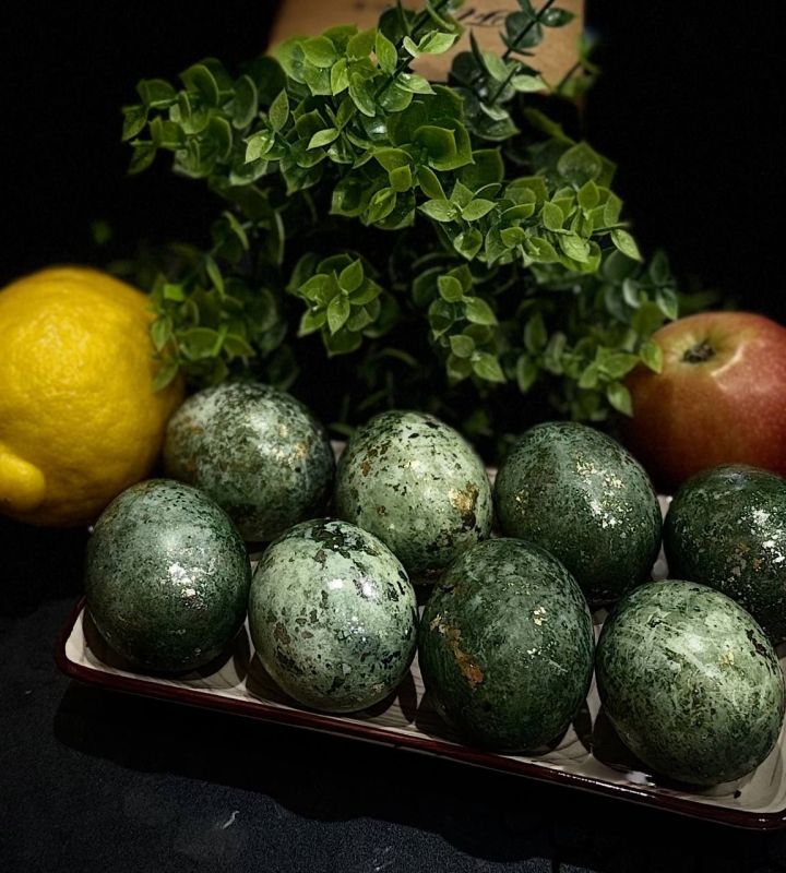 Зеленые мраморные яйца на Пасху: рецепт с куркумой, каркаде и поталью