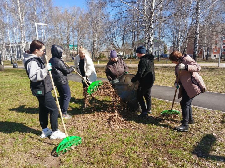 Сотрудники УК, администрации и бизнеса совместно наводят порядок в Елабуге