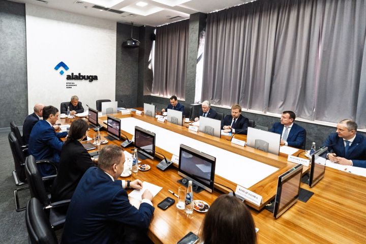 Рустам Минниханов провел заседание наблюдательного совета ОЭЗ «Алабуга»
