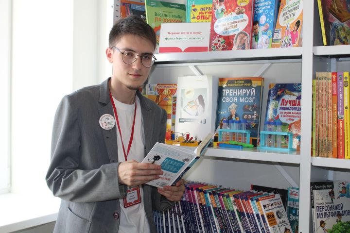 «Не сидим на месте»: как единственный парень-библиотекарь Елабуги меняет представление о профессии